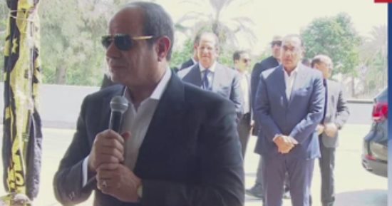الرئيس السيسي يستجيب لسيدة مصرية ويتوجه لزيارتها خلال تواجده بقرية سدس الأمراء