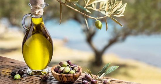 وصفات طبيعية من زيت الزيتون للعناية بالبشرة.. من إزالة المكياج لتقشير الجسم