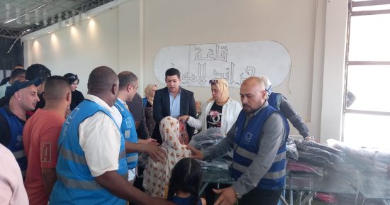 "حياة كريمة" ترسم البهجة على وجوه الطلاب بتوزيع شنط مدرسية فى الإسماعيلية