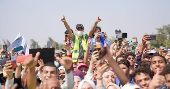 الحشود من محافظة بنى سويف يرحبون بالرئيس السيسى خلال زياته لقرية سدس الأمراء