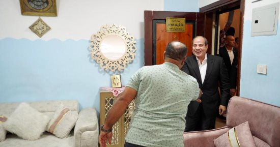 الرئيس السيسي يزور أسرة بقرية سدس الأمراء.. وصاحب المنزل يهديه مسبحة