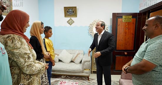 الرئيس السيسي يستجيب لسيدة مصرية ويتوجه لزيارتها خلال تواجده بقرية سدس الأمراء.. ويزور أسرة بالقرية.. وصاحب المنزل يهديه مسبحة.. ويقبل رأس طفلة بكت خلال لقائه فى محافظة بنى سويف.. صور