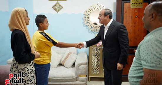 الرئيس السيسي يجرى حوارا مع سيدة مسنة من أهالى قرية سدس الأمراء فى بنى سويف