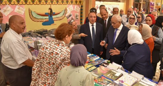 وزير التعليم يفتتح معرض "سفراء الخير" المجانى بالإسكندرية.. صور