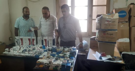 ضبط سكر تموينى وسجائر مجهولة المصدر بأسواق الإسكندرية