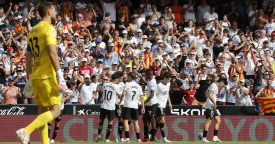 أتلتيكو مدريد يتلقى هزيمته الأولى فى الدوري الإسباني بثلاثية أمام فالنسيا
