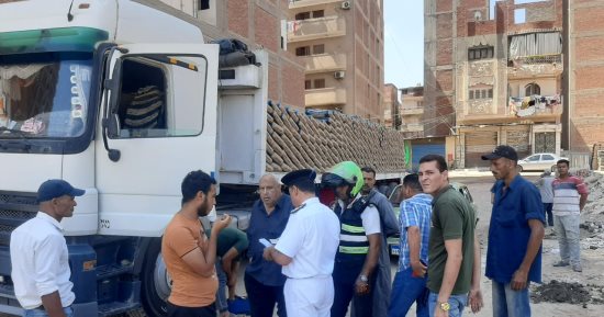 محافظ كفر الشيخ يضبط سيارة نقل محملة بالأسمنت المستخدم في البناء المخالف