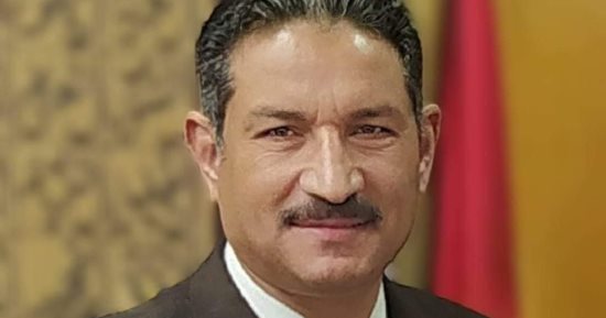 مدير تعليم الجيزة يوجه بالالتزام بالسعر الاسترشادى للزى المدرسى