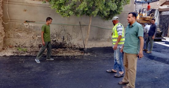 رئيس مدينة الأقصر يتابع خطة رصف الطرق واستبدال اللوحات الإعلانية أمام المطار