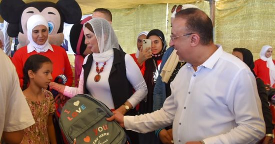 محافظ الإسكندرية يشارك فى توزيع شنط المدارس على الأطفال ذوى الهمم والأيتام