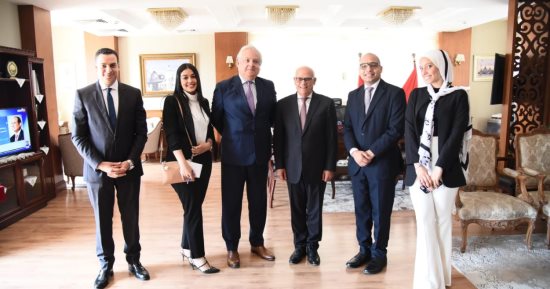 محافظ بورسعيد يستقبل سفير البيرو لبحث سبل التعاون فى المجال الصناعى