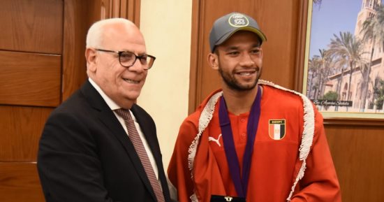 محافظ بورسعيد يكرم اللاعب عمر العوضى لحصده ذهبية أفريقيا لأولمبيات باريس