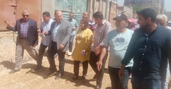 نائب محافظ الجيزة يتابع أعمال تركيب بلاط الإنترلوك لـ123 شارعا بكرداسة
