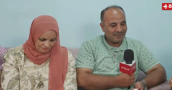 الأسرة مستقبلة الرئيس السيسى في منزلها بقرية سدس الأمراء: فوجئنا أن الرئيس عندنا تحت العمارة وقولنا له يا ريس اتفضل عندنا.. وجبر بخاطرنا وحسينا إنه واحد زينا كأنه أبويا