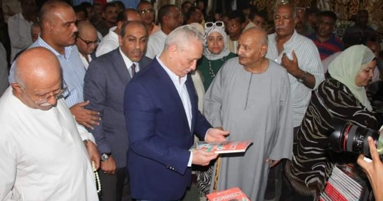 محافظ الأقصر يفتتح ثانى معارض أهلا مدارس بتخفيضات 40% فى مدينة إسنا.. صور