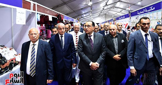 رئيس الوزراء يفتتح معرض "أهلا مدارس" بشارع فيصل.. صور