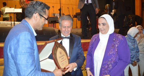 خالد البلشى يهدى درع نقابة الصحفيين للمايسترو سليم سحاب ووزيرة التضامن الاجتماعى