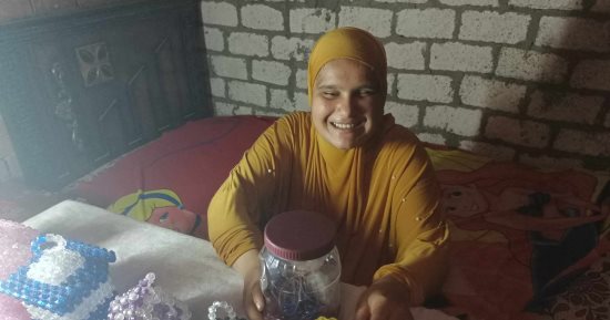 النور مكانه فى القلوب.. حورية فتاة كفيفة تلقب بأسطورة الهاند ميد فى بنى سويف