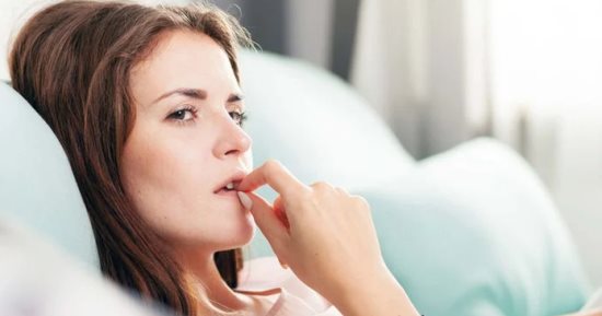 لماذا يسترجع عقلك المواقف المحرجة والأفكار المزعجة قبل النوم؟