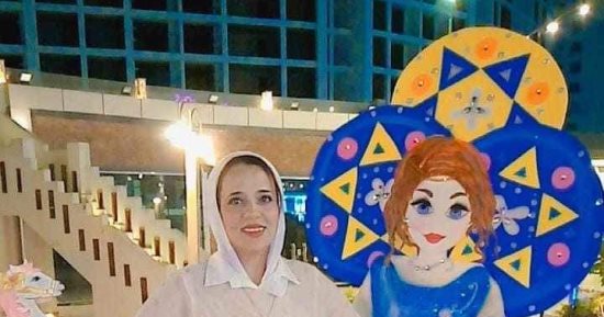عروسة وحصان.. "إسراء" تحتفل بذكرى المولد النبوى بفن المجسمات 