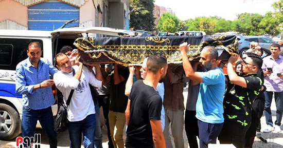 وصول جثمان شقيق محمد فؤاد لأداء صلاة الجنازة بمسجد أنس بن مالك