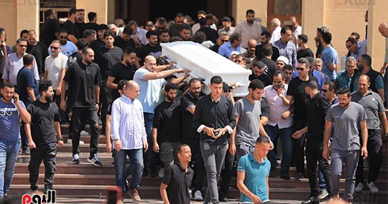 يوسف الشريف وماجدة زكى ومنال سلامة يشاركون فى جنازة أشرف مصيلحي