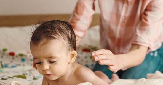 ابنك بيسنن أو بيبكى من غير سبب؟ زيوت طبيعية لراحة واسترخاء الطفل الرضيع