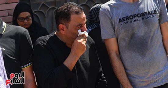 الحزن يسيطر على محمد فؤاد وانهياره فى تشييع جثمان شقيقه