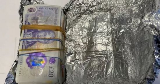 ساندويتش فلوس.. ضبط مبلغ من المال ملفوف بورق على شكل شطيرة فى بريطانيا