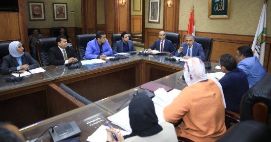 محافظ سوهاج يناقش طلبات استئناف أعمال البناء المقدمة من المواطنين