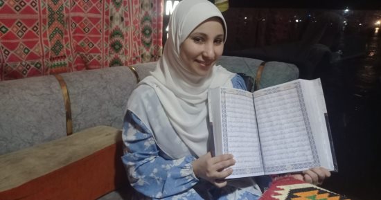 ابنة فرشوط بقنا حفظته خلال عام وكتبته بخط اليد فى 4 أشهر.. إيمان: دراستى الأزهرية سهلت مهمتى وخرجت من ضغوط الحياة بالتفرغ لدراسة وكتابة كتاب الله.. وأتمنى الحصول على إجازة وإتقان القراءات العشر