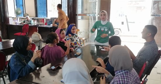 مهنة سامية تساعد فئة كبيرة من المجتمع.. "بسنت" اختارت مجال ترجمة لغة الإشارة لمساعدة الصم والبكم على فهم الحياة.. كونت فريقا لتدريبهم وتعميم الفكرة فى المجتمع.. وتؤكد: الدولة تدعمنا ودورها كبير جدا