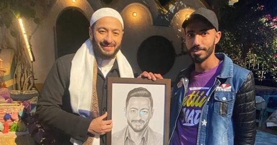 "دافنشي قنا".. "أحمد" فنان يبدع في رسوم البورتريه بالفحم للنجوم.. صور