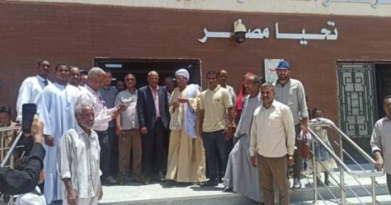 حياة كريمة فى أسوان.. توافد أهالي القرى على المجمعات الخدمية فور تشغيلها.. تطبيق التحول الرقمي والتأكيد على حسن استقبال المواطنين.. وإنجاز 2000 مشروع بمختلف قطاعات العمل العام و990 مشروعا آخر قريبا