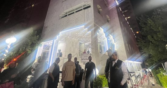 بدء عزاء شقيق الفنان محمد فؤاد بمسجد حسين صدقى وأسامة منير أول الحضور