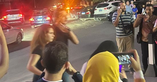 هانى رمزى ودنيا عبد العزيز وأحمد التهامى يقدمون واجب العزاء فى شقيق محمد فؤاد
