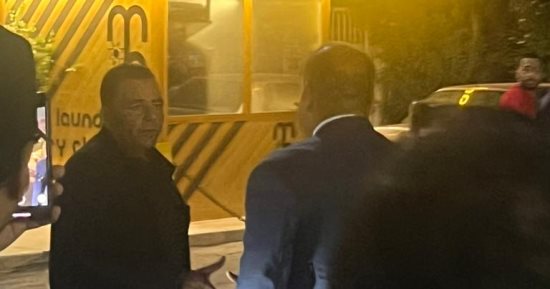 وصول محمد فؤاد عزاء شقيقه بصحبة الفنان محمد لطفى بمسجد حسين صدقى