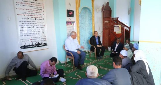 محافظ الوادى الجديد يعقد لقاءََ مع أهالى قرية الزيات بمركز بلاط خلال جولته 