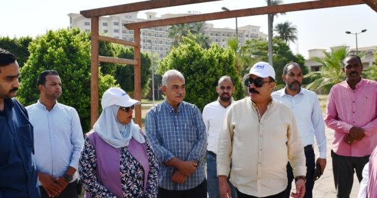 محافظ أسوان يتفقد موقع إنشاء موقف تراكى دائم لعربات الحنطور.. صور