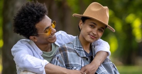 مش نظرة وابتسامة.. 10 أفعال تؤكد أنه يحبك حتى لو ما اعترفش 