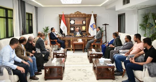 محافظ قنا يوجه بتذليل تحديات نقل الأسمدة إلى الجمعيات الزراعية