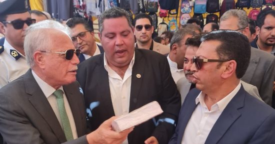 محافظ جنوب سيناء يفتتح معرض أهلا مدارس فى الطور بتخفيضات 50%.. صور