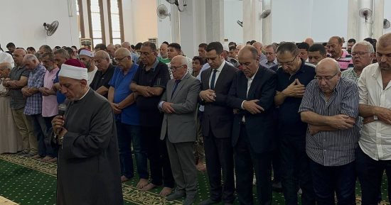 محافظ بورسعيد يشارك فى صلاة الجنازة على جثمان شقيقة رئيس النادى المصرى.. صور