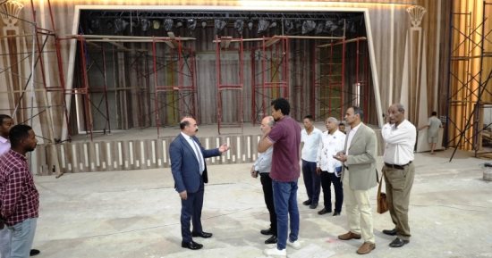 محافظ أسوان يتفقد أعمال إحلال وتجديد قاعة مؤتمرات عروس النيل.. صور