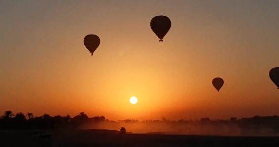 صورة اليوم.. البالون الطائر يسحر السياح مع شروق الشمس غرب الأقصر