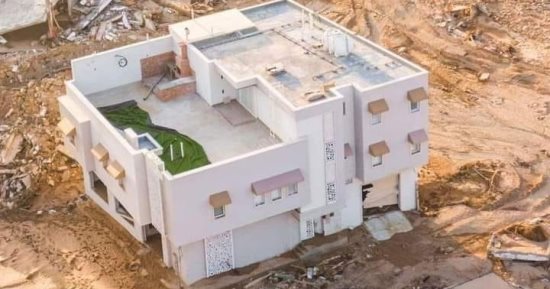 المنزل "المعجزة" يثير جدلا واسعا فى ليبيا بعد نجاته من إعصار درنة.. صور