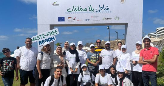 "شاطئ بلا مخلفات" حملة وزارة البيئة للتوعية بتنظيف الشواطئ بالمحافظات.. صور