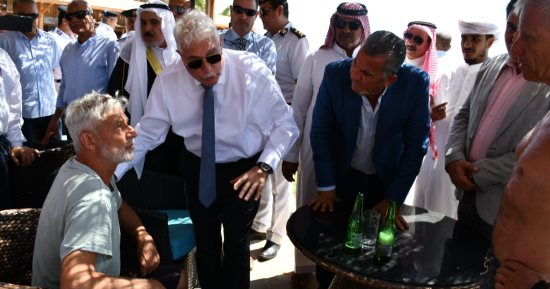 محافظ جنوب سيناء يدعو لتضافر الجهود للحفاظ على البيئة البحرية لمدينة دهب