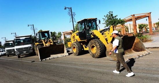 محافظ أسوان يقود حملة لرفع 200 طن تراكمات وقمامة.. صور