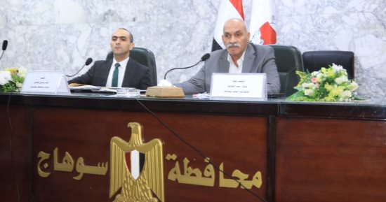 نائب محافظ سوهاج يناقش نسب تنفيذ استرداد أراضي أملاك الدولة
